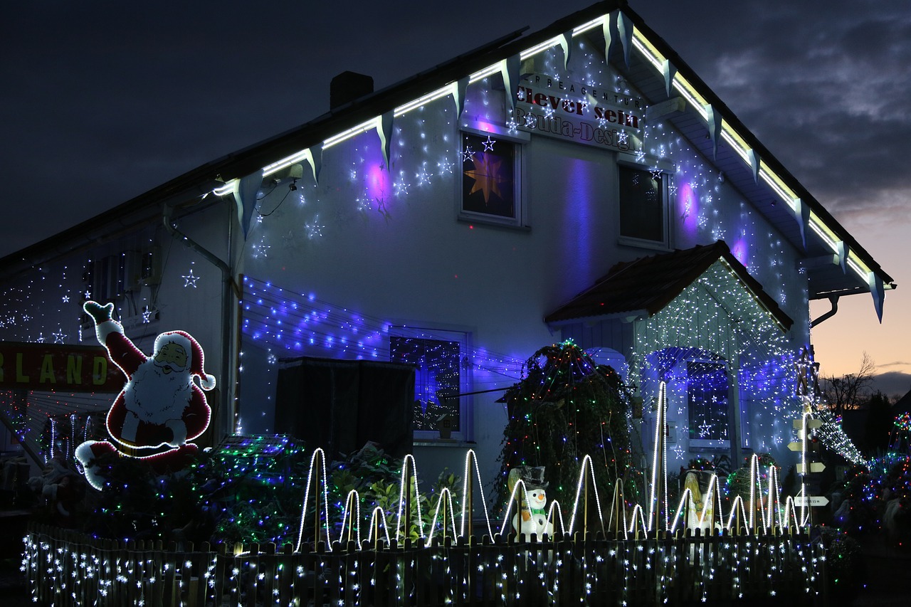 fence-line-Christmas-lights-Carmichael this image shows fence line Christmas lights in Carmichael, CA